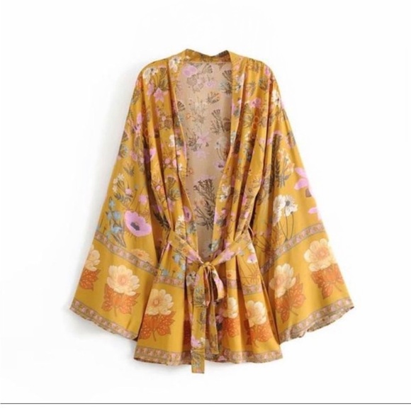 ☀️ RESTOCK ALERT ☀️ Boutique Wild Bloom Vintage Style Floral Kimono - Picture 4 of 6